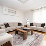 Spacious & Modern Apartment In The City Centre