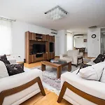 Spacious & Modern Apartment In The City Centre