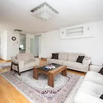 Spacious & Modern Apartment In The City Centre