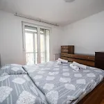 Spacious & Modern Apartment In The City Centre