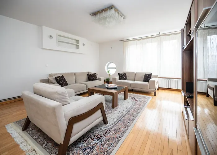 Spacious & Modern Apartment In The City Centre
