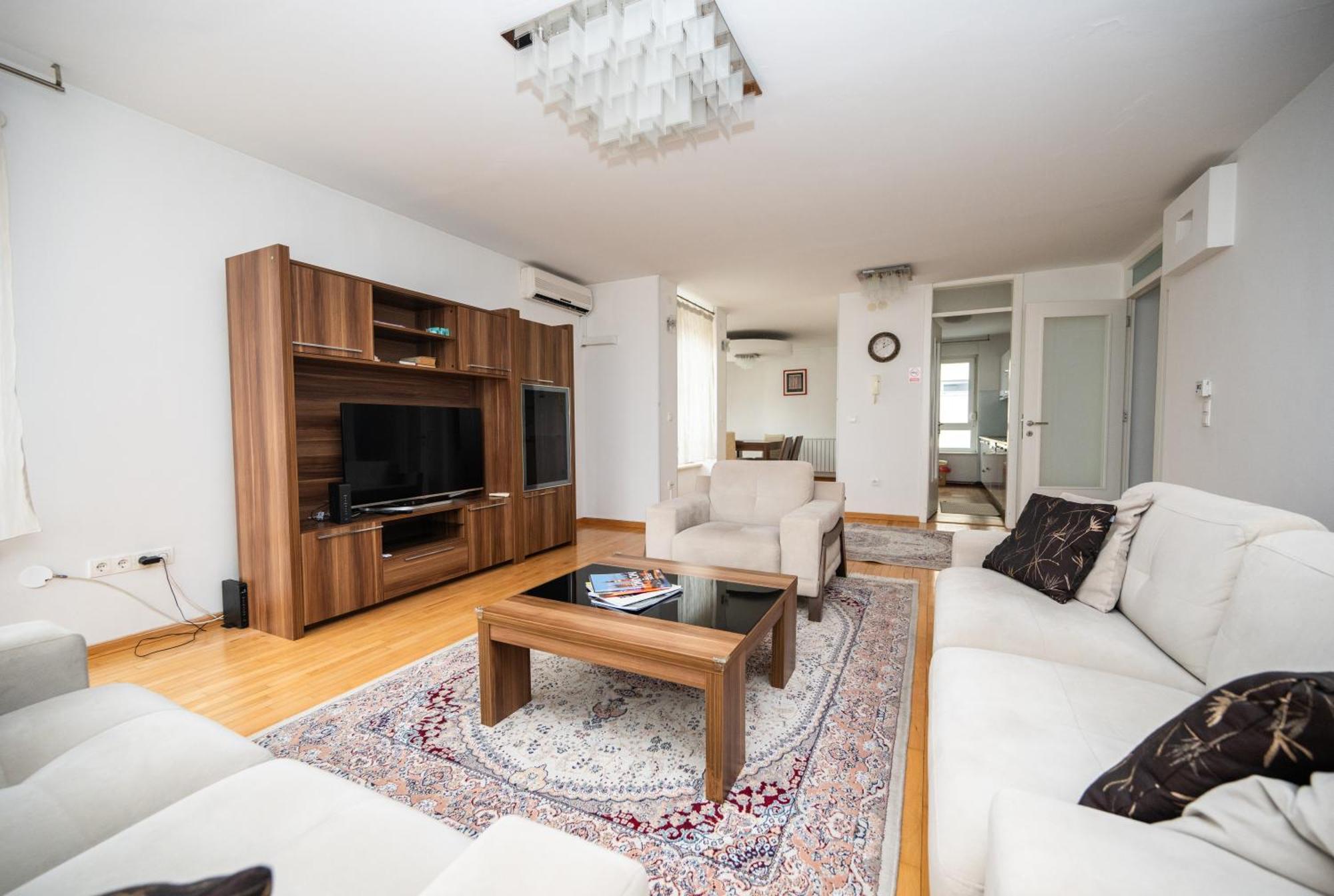 Spacious & Modern In The Centre *