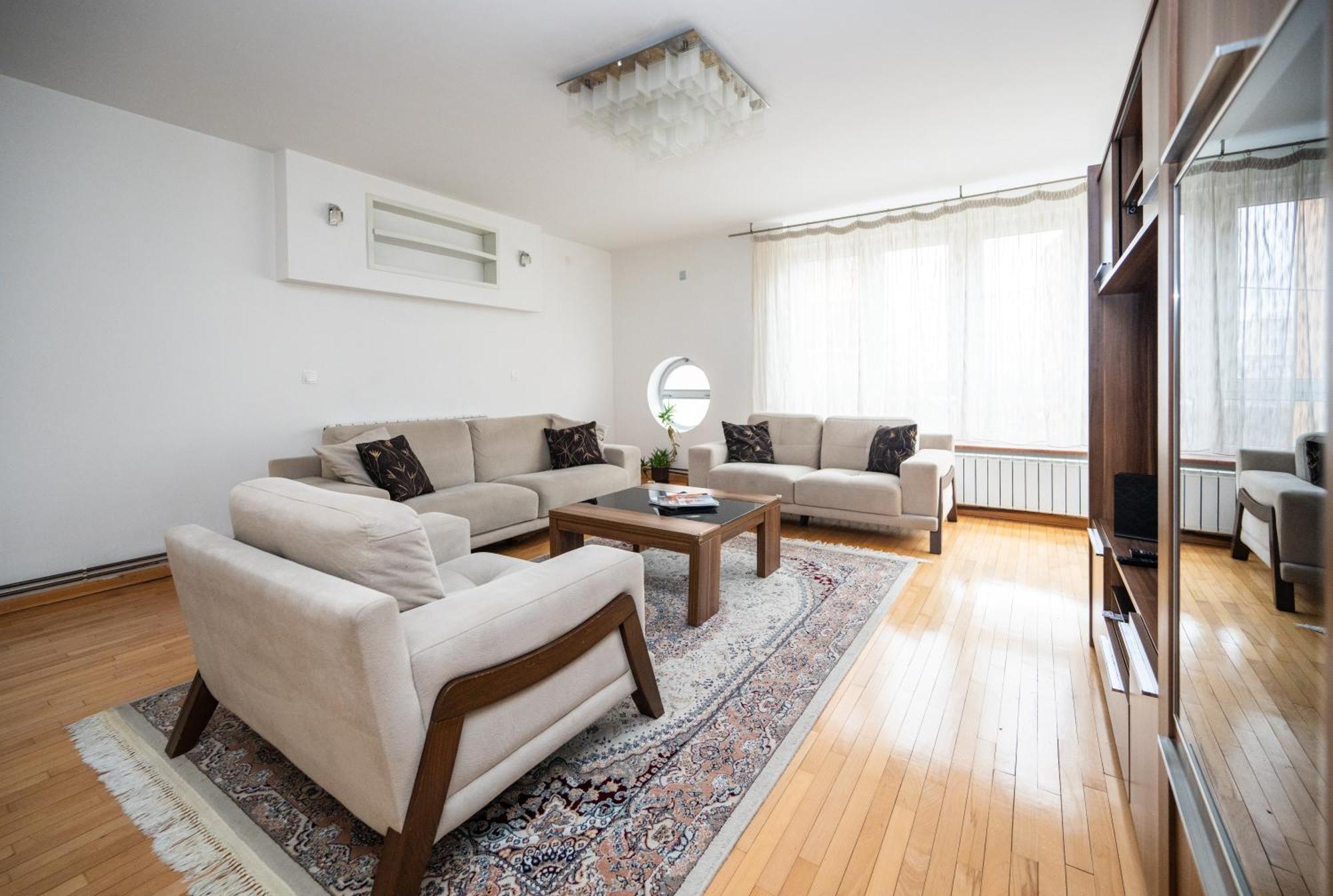 Spacious & Modern In The Centre * SJJ