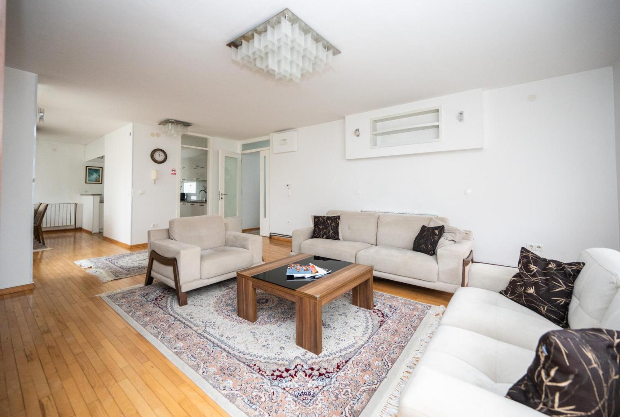 Spacious & Modern In The Centre Apartment *